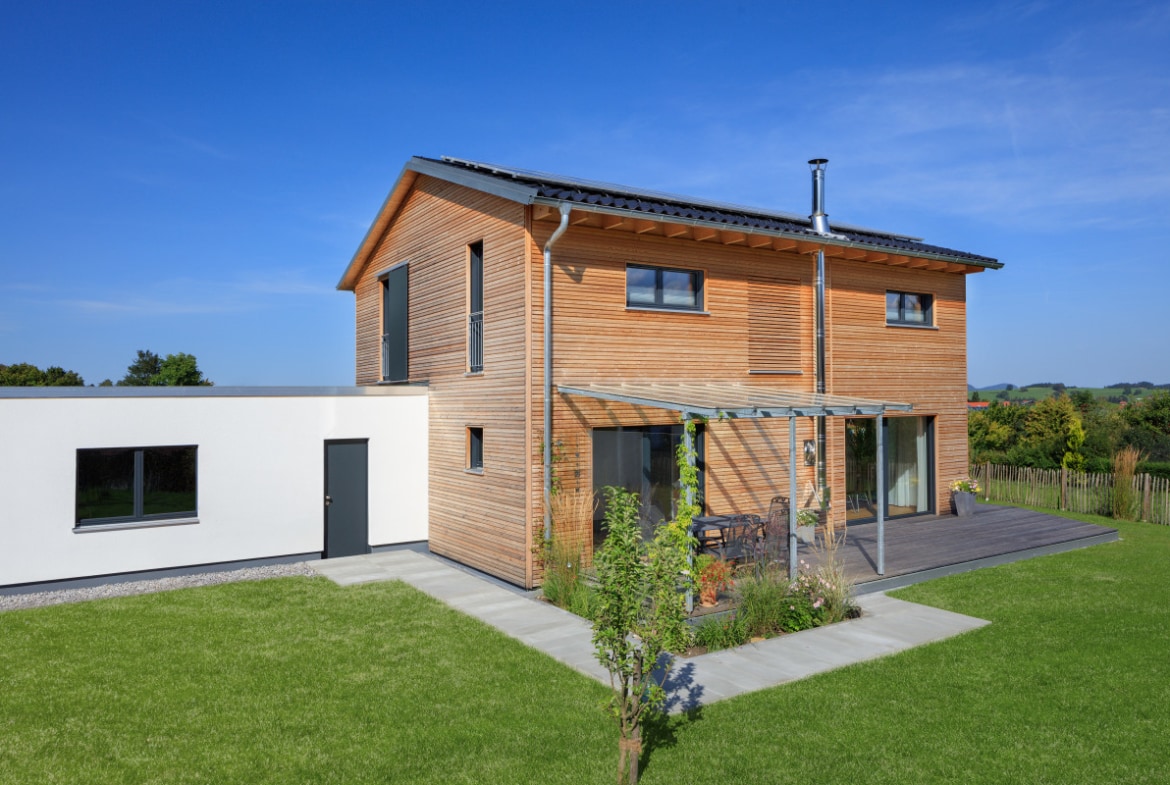 Einfamilienhaus modern mit Satteldach & Holz Fassade bauen - Haus Design Ideen Fertighaus Ökohaus Schneider / Baufritz - HausbauDirekt.de