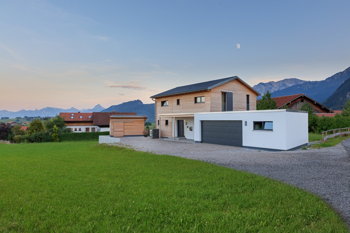 Einfamilienhaus modern mit Garage, Holz Putz Fassade & Satteldach bauen - Haus Design Ideen Fertighaus Ökohaus Schneider / Baufritz - HausbauDirekt.de