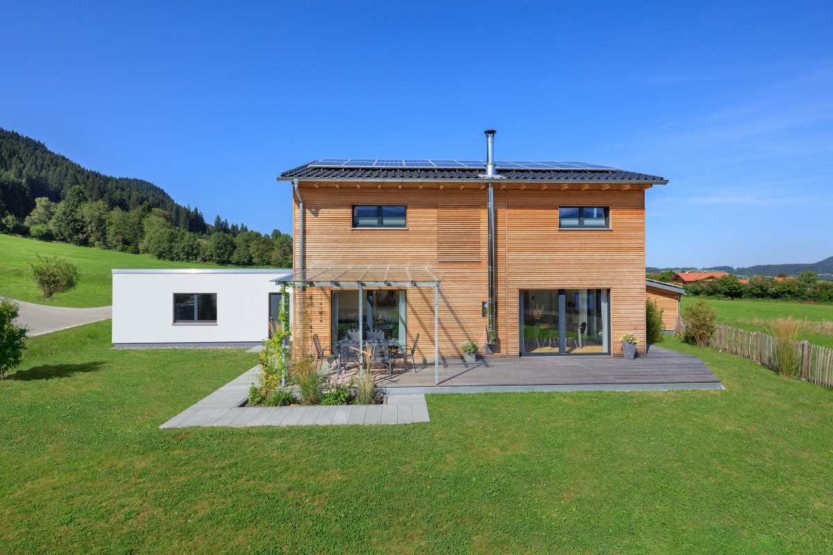 Modernes Holzhaus mit Satteldach & Holz Fassade - Haus Design Ideen Fertighaus Ökohaus Schneider / Baufritz - HausbauDirekt.de