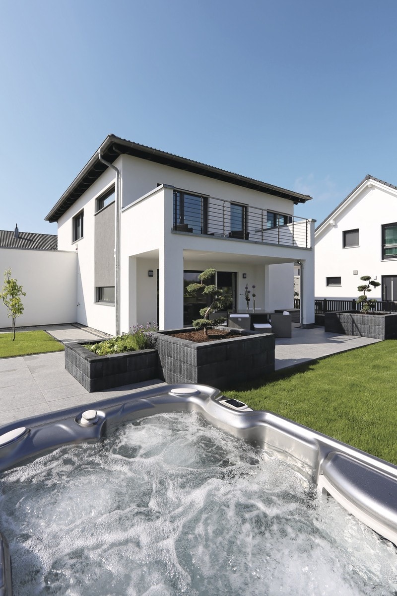 Stadtvilla modern mit Walmdach & Jacuzzi im Garten - Haus Design Ideen Fertighaus Stadtvilla City Life Kundenhaus von WeberHaus - HausbauDirekt.de