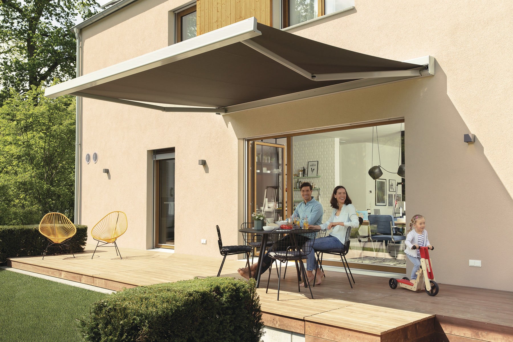 Terrasse aus Holz mit Markise - Haus Design Ideen Einfamilienhaus Sunshine 220 WeberHaus - HausbauDirekt.de