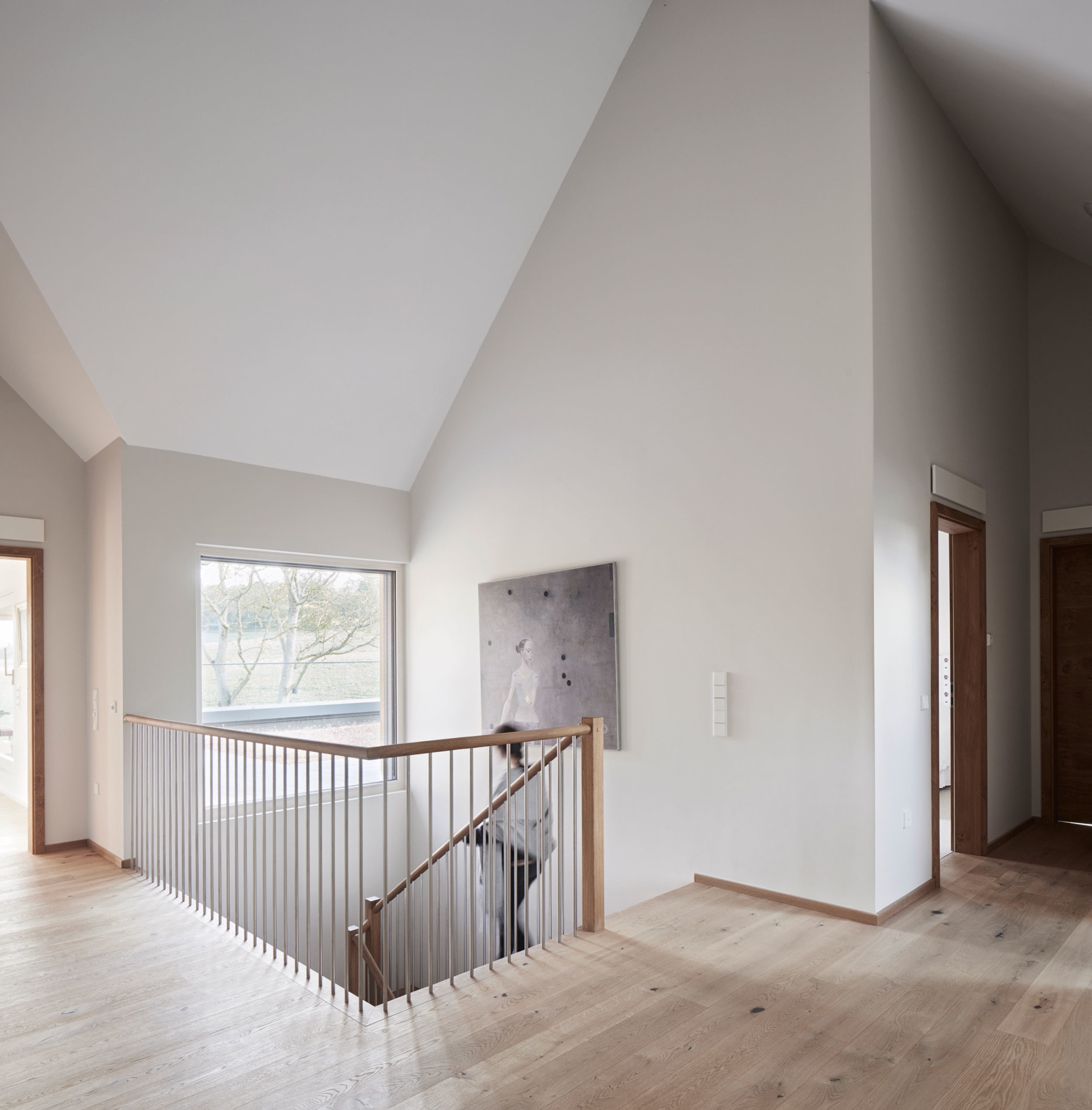 Treppe mit Galerie - Inneneinrichtung Haus Design Ideen innen Baufritz Landhaus LLOYD WEBBER - HausbauDirekt.de
