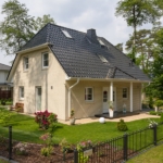 Einfamilienhaus mit Krüppelwalmdach