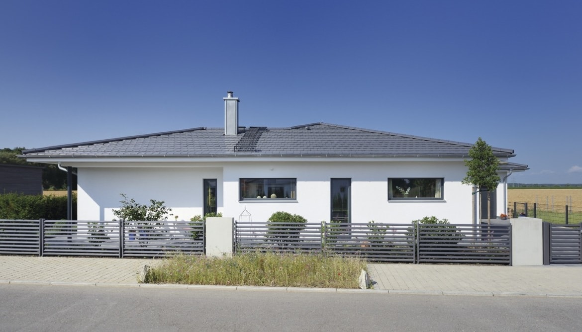 Fertighaus Bungalow mit Garage & Walmdach bauen - Haus Ideen WeberHaus Winkelbungalow in zeitlosem Design - HausbauDirekt.de