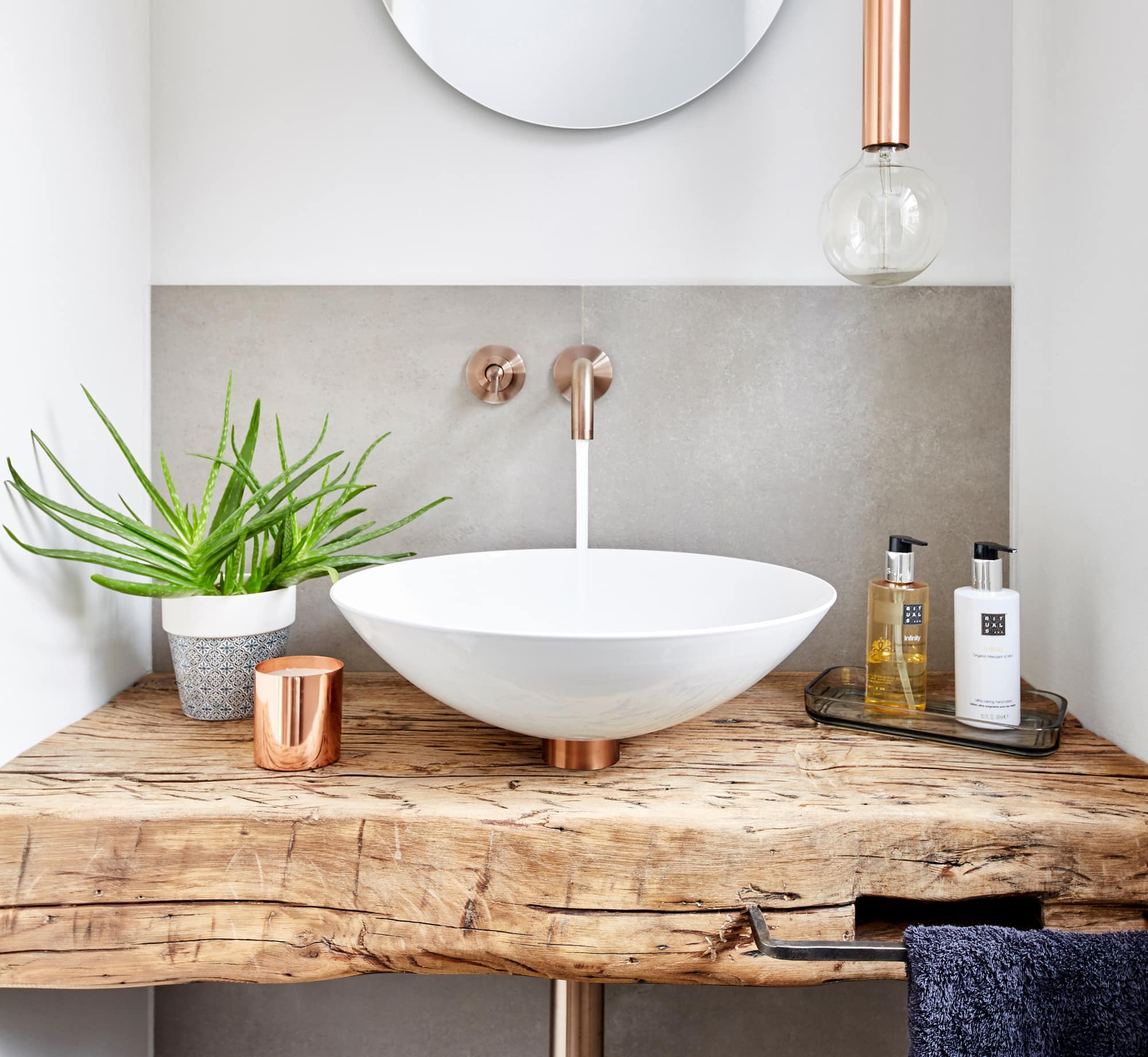 Waschtisch modern rustikal mit Holz - Ideen Inneneinrichtung Haus Design Baufritz STADTHAUS EHRMANN - HausbauDirekt.de