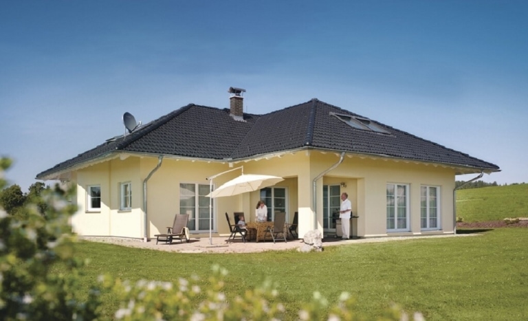 WeberHaus Winkelbungalow mit Walmdach