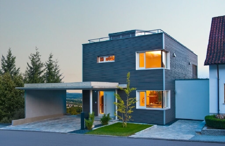 Modernes Kubushaus Wiesenhütter in Hanglage