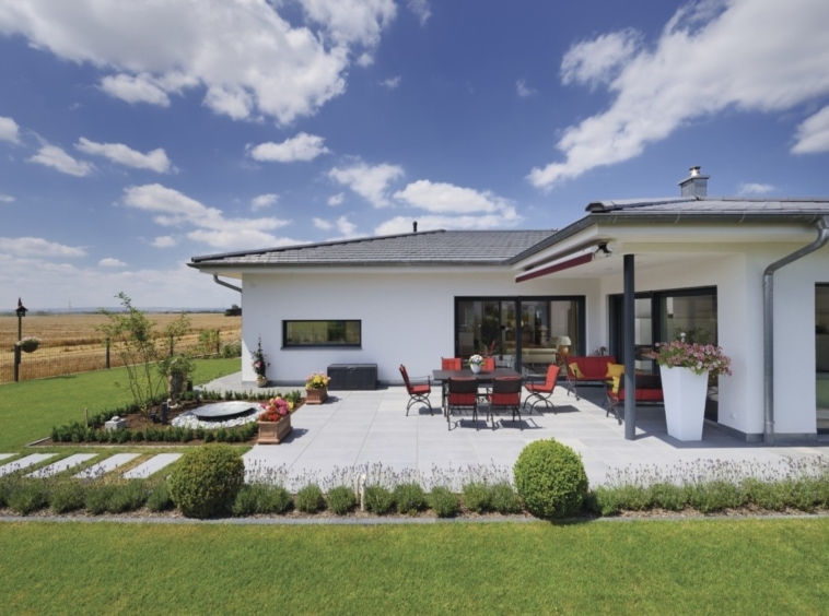 Fertighaus Bungalow mit Garage und Walmdach HausbauDirekt.de