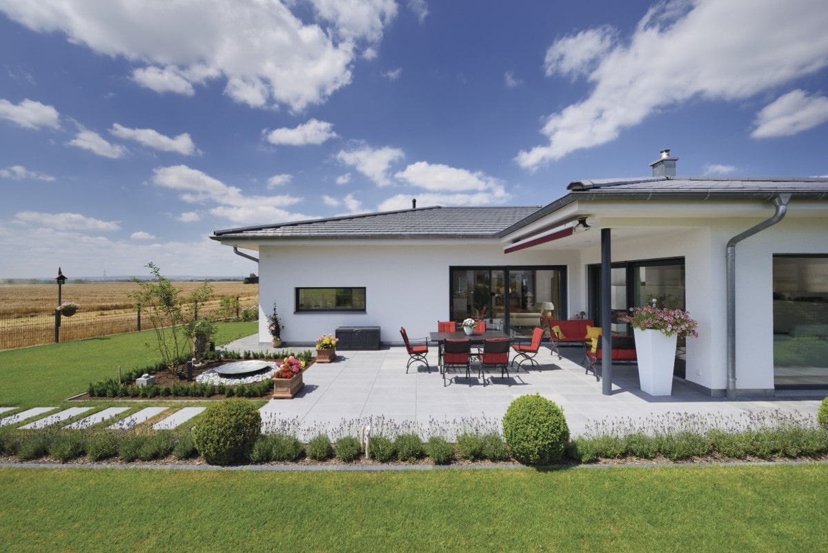 Fertighaus Bungalow mit großer Terrasse & Walmdach - Haus ebenerdig bauen Ideen WeberHaus Winkelbungalow in zeitlosem Design - HausbauDirekt.de