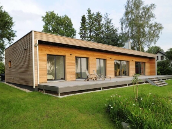 Bungalow Haus modern mit Flachdach & Holz Fassade - Holzhaus ebenerdig bauen Ideen Fertighaus Bungalow von Baufritz - HausbauDirekt.de