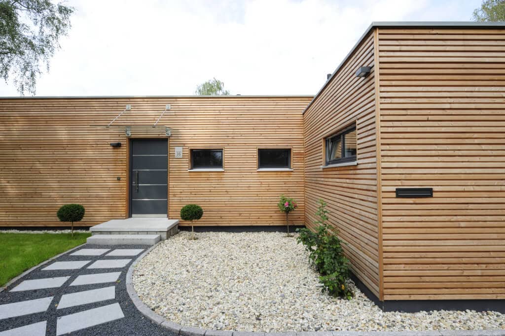 Moderner Bungalow mit Flachdach & Holz Fassade bauen, Hauseingang - Haus Design Ideen Fertighaus Bungalow von Baufritz - HausbauDirekt.de