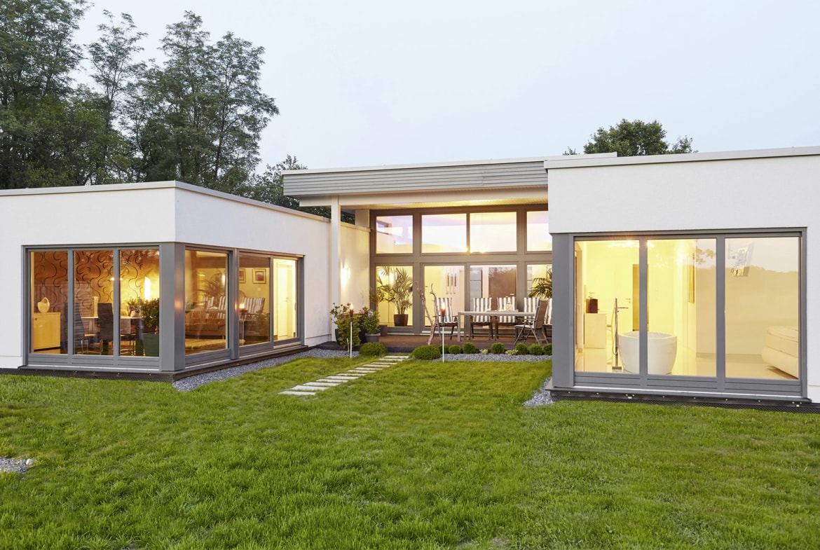 Moderner Bungalow Piemont mit Flachdach & Garage GUSSEK