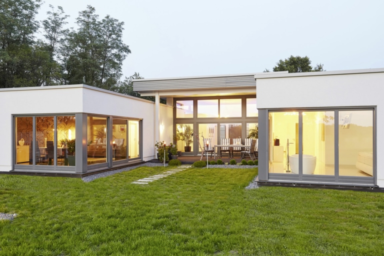 Moderner Bungalow Piemont mit Flachdach & Garage