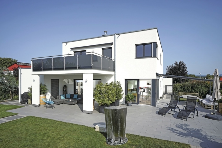 Einfamilienhaus modern mit Flachdach im Bauhausstil