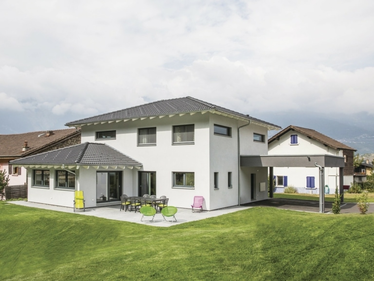 Moderne Fertighaus Stadtvilla mit Erker & Walmdach