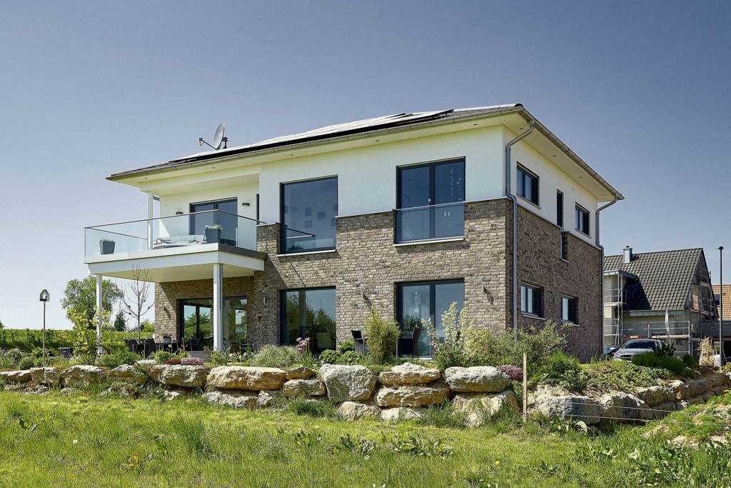 Moderne Stadtvilla Baggio mit Walmdach