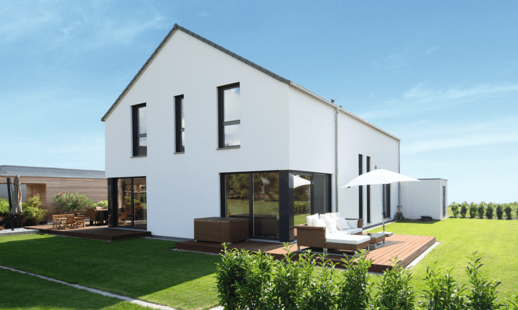 Schlichtes Einfamilienhaus mit Satteldach und Garage