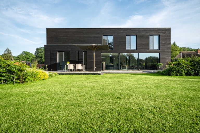 Einfamilienhaus modern mit Flachdach & Holz Fassade