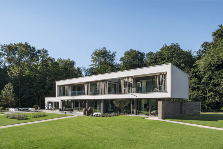 Luxuriöse Bauhaus Villa mit Flachdach