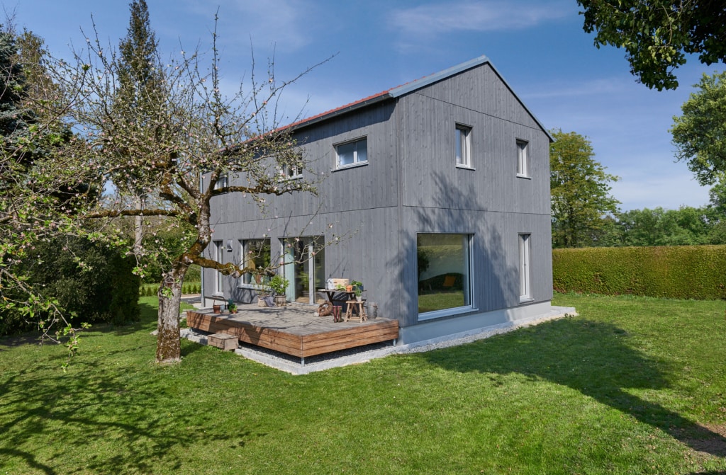 Modernes ÖKOHAUS REMIGER mit Holz Fassade