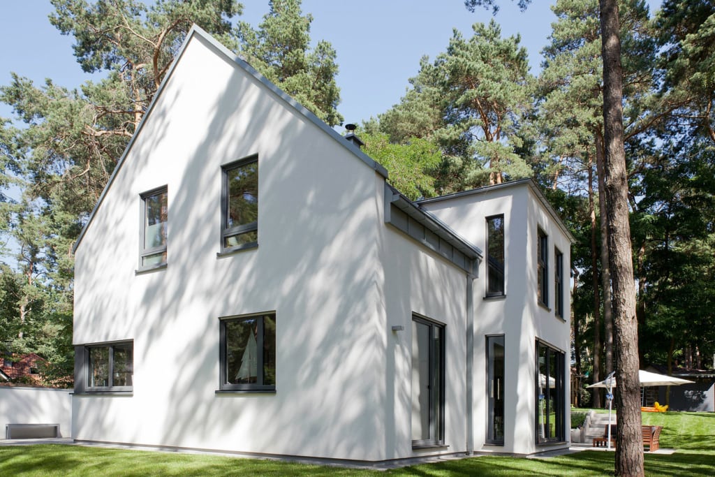 Haus Erlenbach modern mit Satteldach und Zwerchgiebel