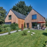 Satteldachhaus mit Holz