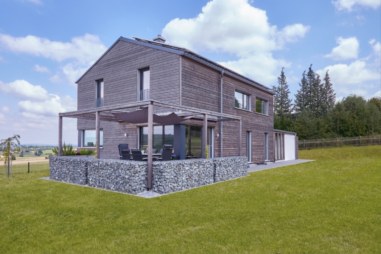 Modernes Einfamilienhaus WICK mit Holz Fassade