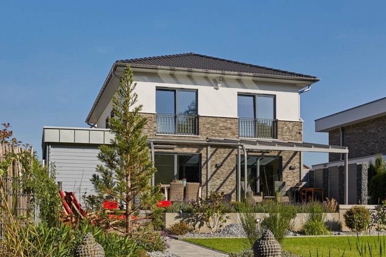 Stadtvilla Vomero mit Klinker Putz Fassade & Garage