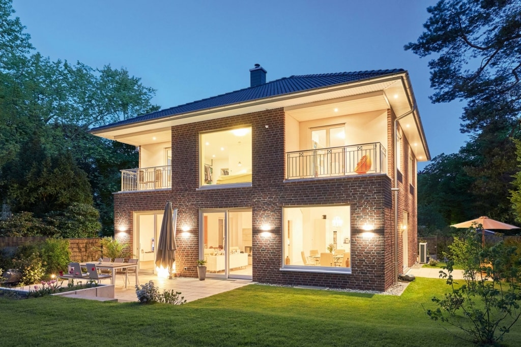 Luxuriöse Stadtvilla Jette mit Klinker Fassade & Walmdach