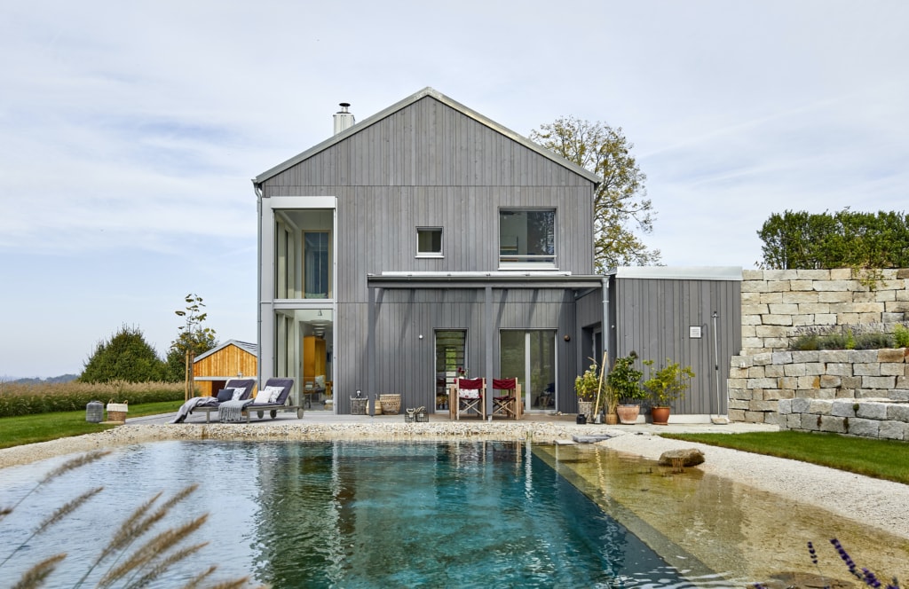 Modernes HAUS AM WALD mit Holz Fassade