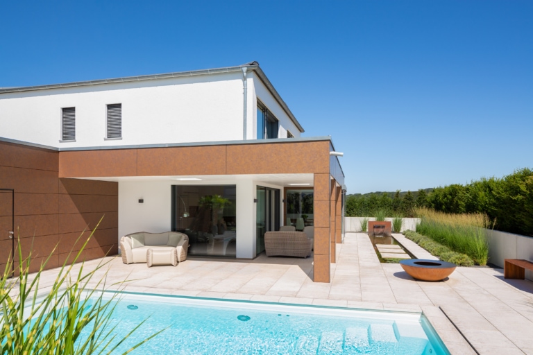 Luxuriöse Stadtvilla HÄUSSLER mit Garage und Pool