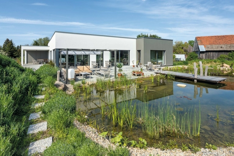 Moderner Fertighaus Bungalow mit Flachdach und Innenhof