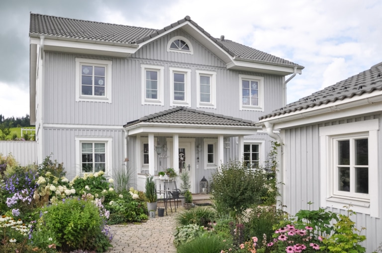 Satteldachhaus mit Holz