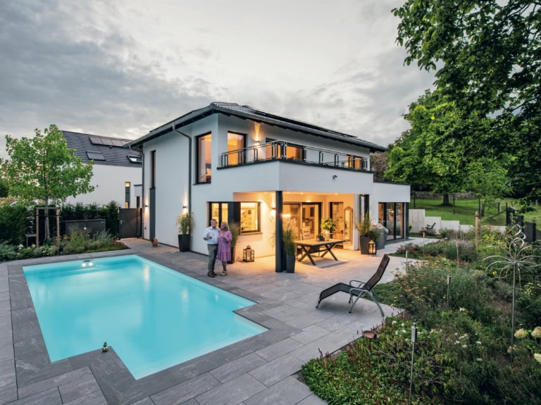 Energieeffizientes Stadthaus mit Walmdach