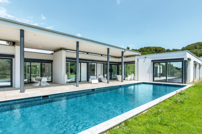 Luxuriöse Villa mit viel Glas und Pool Terrasse