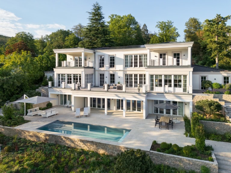 Exklusive Villa in Hanglage