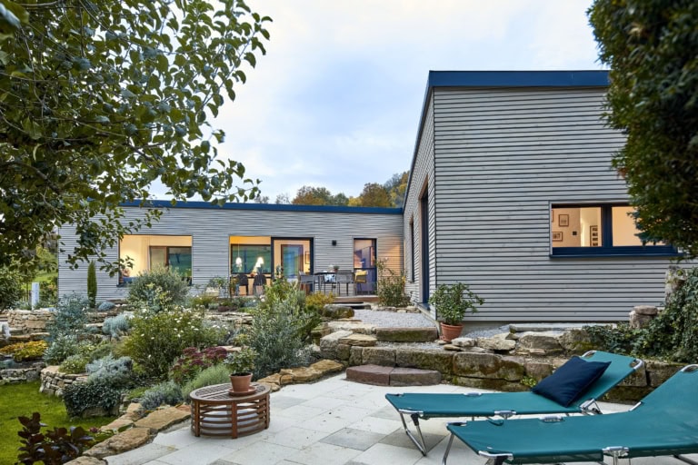 Winkelbungalow Haus Schossig mit Holzfassade